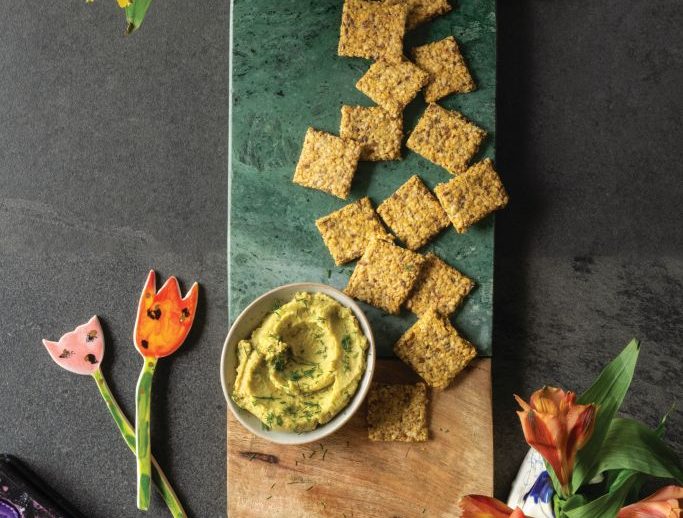 Craquelins à l'avoine et au lin avec trempette ranch à l'avocat